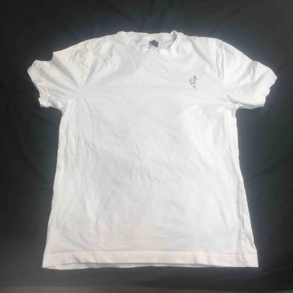 en vit tshirt med tryck fram och bak, annd max 3 gånger. köparen står för frakt, betalning sker vid swish.. T-shirts.
