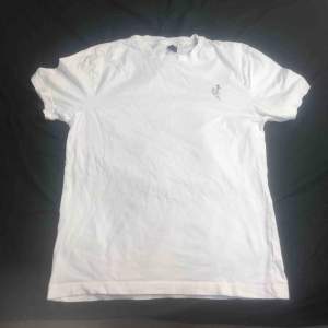 en vit tshirt med tryck fram och bak, annd max 3 gånger. köparen står för frakt, betalning sker vid swish.