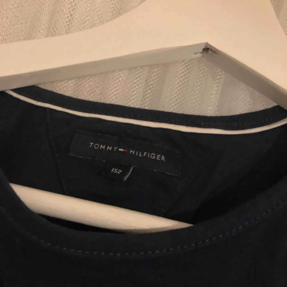 FRAKT INGÅR! Nästan helt äkta oanvänd Tommy Hilfiger t-shirt. Det står storlek 152, men sitter bra som XS🥰. T-shirts.