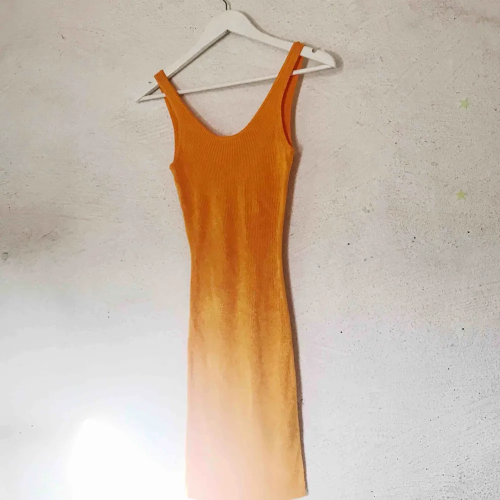 Superfin ribbad orange klänning från H&M. Jag som har kass ljussättning, den är alltså ej tonad utan samma färg hela vägen ner. 🥰 Tyget är väldigt stretch så passar  storlekarna XS-M (kanske L). Kan skicka fler bilder. Aldrig använd! Frakt tillkommer 🌹. Klänningar.