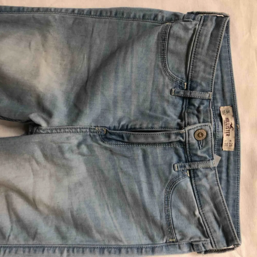Ljusblåa jeans från hollister. . Jeans & Byxor.