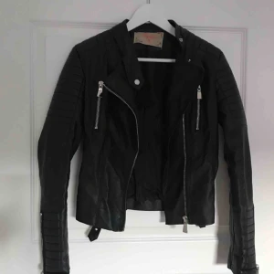  - Fantastiskt bra skick, ser ny ut. Den populära skinnjackan från Chiquelle, strl 38 (det är en strl S).  250kr + 63kr spårbar frakt postnord, vi kan dela på frakten vid snabb och smidig affär 😋