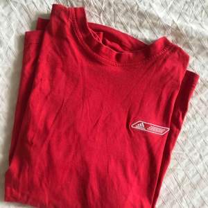 Röd adidas t-shirt. Står ej storlek men jag skulle säga att det är en M/L. Jag är en S och den sitter oversize på mig. Köparen står för frakt