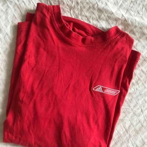  - Röd adidas t-shirt. Står ej storlek men jag skulle säga att det är en M/L. Jag är en S och den sitter oversize på mig. Köparen står för frakt