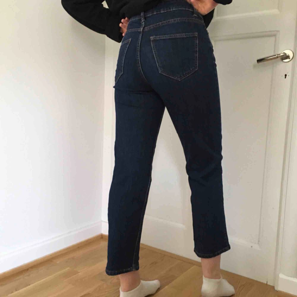 Blå jeans med rak modell från Lindex. Storlek 36 och midjan är nog ca 28. Kan både mötas upp och frakta!. Jeans & Byxor.