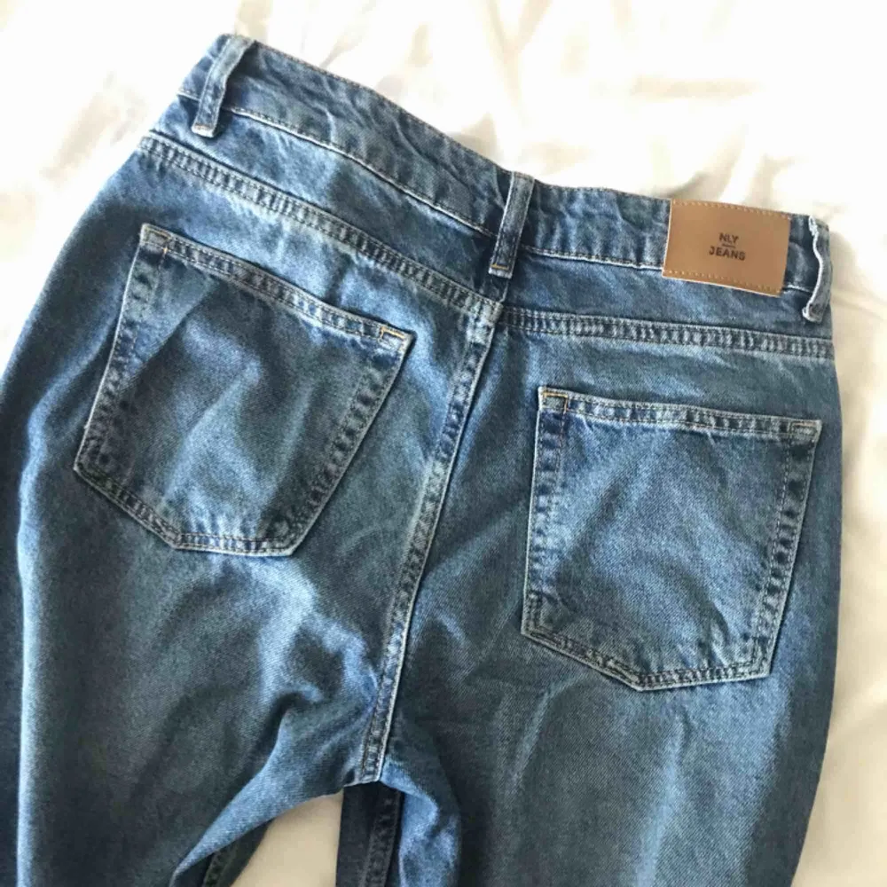 Supersnygga mom jeans ifrån Nelly.com i populära modellen high waist vintage denim. Använda ett fåtal gånger. Toppskick. Möts upp i Jönköping eller så betalar köparen frakten :) storlek 36. Köpta för 499kr. Jeans & Byxor.