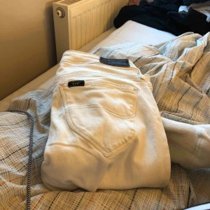  - Assnygga vita leejeans!😍 perfekta till sommaren. Säljs p.g.a dem inte används. Frakt tillkommer