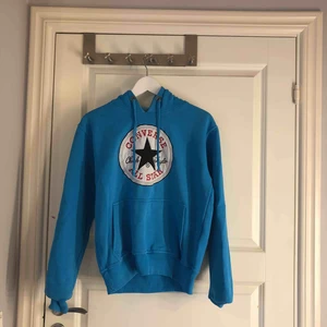  - Skitsnygg converse huddie😍säljs p.g.a att den inte kommer till användning längre. Frakt tillkommer, kan även mötas upp