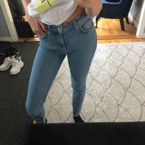  - Snygga byxor ifrån Weekday. Priset är inklusive frakt 