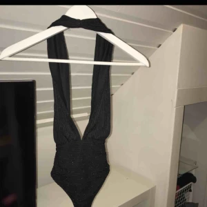  - Glittrig body från Bikbok helt perfekt till fester med en kjol till!!  Gratis frakt