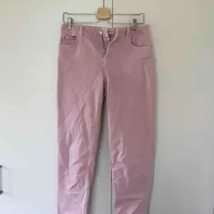 Ljusrosa jeans från Mango i momjeansmodell. Storlek 34, gott skick. Köpare står för frakt.