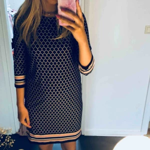  - Mönstrad klänning med lös passform, superskön till varmare dagar. Slutar en liten bit ovanför knäna på mig (är 178 cm lång). Använd en gång. kan hämtas i solna/sthlm. Ev frakt står köparen för. 🌟 passar även strl M 