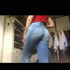  - Flared jeans köpta från Replay. Liiite för korta för mig som är 165 så passar säkert perfekt på dig som är runt 160!!:) Storlek 27 i midjan och sitter snyggt i rumpan och runt låren.