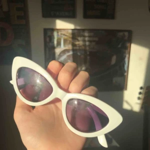  - Jättefina solglasögon från glitter!💘 kommer aldrig till användning hos mig dock :( frakt ligger på 9:-❤️❤️