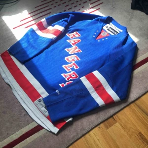  - Skön Rangerströja, passar skitbra till en mer relaxed/streetoutfit! 