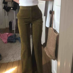  - Ett par superfina manchesterbyxor med hög midja. Helt oanvända