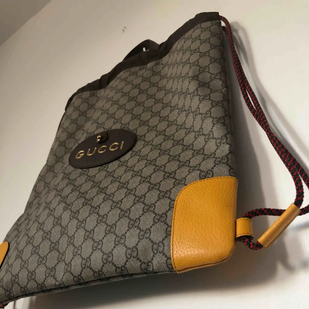 Gucci draw string bag (ryggsäck) 38x45 cm, använd 2 ggr, skicket är 10/10. Kvitto finns, dustbag & guccipåse medföljer! Fler bilder kan skickas, 6000kr, pris kan absolut diskuteras vid smidigt och snabb affär 😊🥰. Väskor.