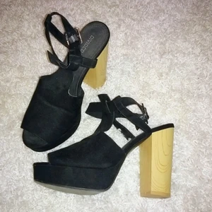  - Skor i svart fake mocka, knappt använda och fina! Svåra att få bra på bild... Inte omöjlig med priset💁‍♀️