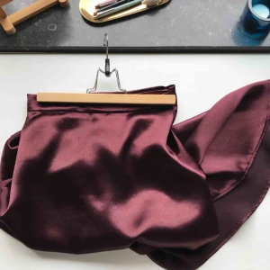  - Fin satinaktig midikjol  från H&M. Knappt använd. Skickas mot frakt (63kr) eller möter upp i centrala Gbg! 🌿