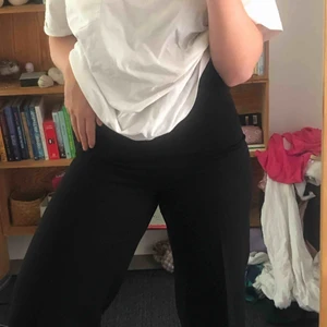  - Vida svarta kostymbyxor från hm;) Med pressveck fram och sitter VÄLDIGT fint bak 
