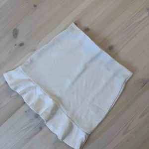  - Vit kjol med volang aldrig använd. Storlek 146/152 men passar även XS 
