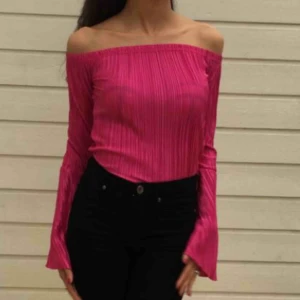  - Plisserad off shoulders topp från Nelly. Sitter snyggt och är i en otroligt snygg färg. Bara använd en gång och fick mycket komplimanger. 