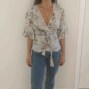  - Somrig blus i linne med vackert blommigt mönster. Använd 2-3 gånger.