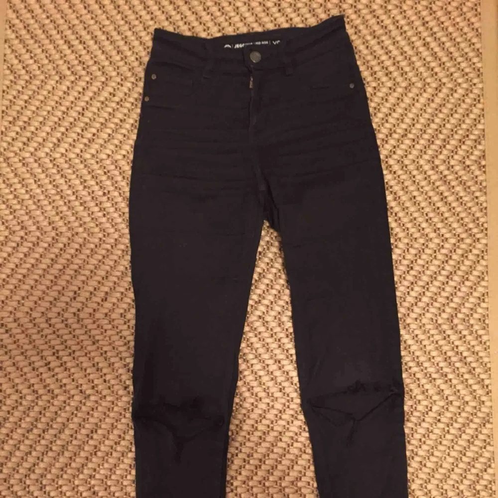 Jeans (jeggings) från Cubus. Väldigt stretchiga, mid rise, svarta, hål på knäna. Delar på frakten.. Jeans & Byxor.
