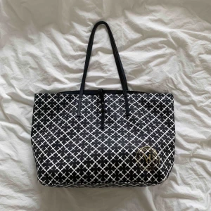  - Svart/vit väska från Malene Birger. Den ”klassiska” modellen i mellanstorleken. Jättebra skick ☺️