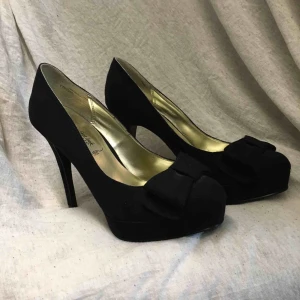  - Super snygga heels från Neu Look, köpta i Dubai. Stor rosett fram på båda. Endast använda 1gång. Ca 13cm klack Frakt tillkommer