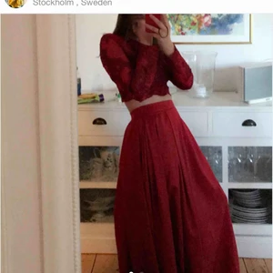  - Lägger upp denna igen!! Så så fin tvådelad balklänning som  ALDRIG är använd då jag köpte en annan. Inköpt för 1100kr samt betalat 500kr hos skräddaren😩❤️Säg gärna till för fler bilder, sista bilden är från hemsidan - i en annan färg men samma modell