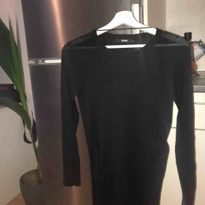  - Snygg lång topp, två delad, snyggt med jeans eller shorts 