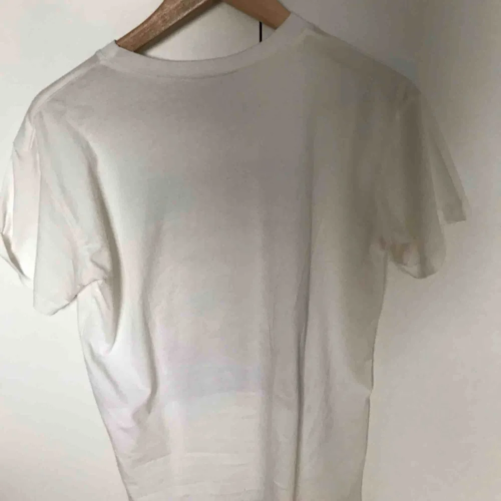 Jättefin vit T-shirt med vintage tryck från PULL&BEAR! Jättebra skick, 150kr, kan diskuteras, möts upp i Sthlm och postar!. T-shirts.