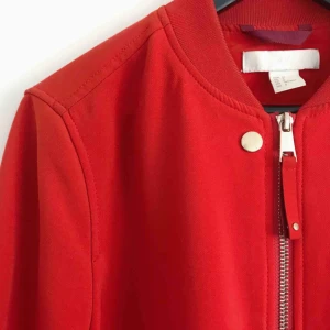  - Snygg vårjacka! Lite svärta på ena armbågen 