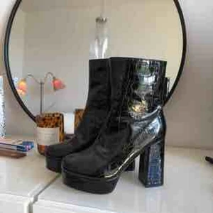  - Världens snyggaste skor dock tyvärr aldrig använda pga för små i storleken. 