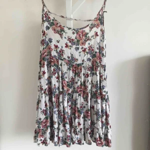  - Jada dress från Brandy Melville! Ett av banden är trasigt (se sista bilden) 
