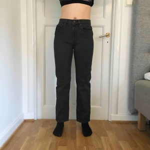  - Skitsnygga svarta Levis jeans (501). Storleken är W31 men jag skulle säga att dem passar mer som W28. Köpta second hand men aldrig använda av mig! Köparen står för frakten!