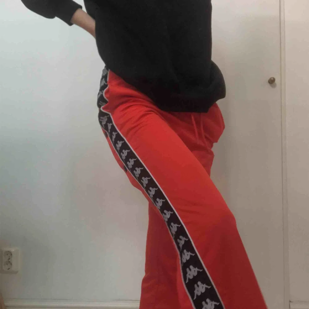 KAPPA trackpants Utsvängda Röda Nyskick En knapp som är av vid högra benet. Har justerbart band i midjan nypris 600kr  * Om något av plaggen skulle ha en liten fläck eller ett litet hål så har priset redan ursprungligen sänkts pga detta.🥰🤗 . Jeans & Byxor.