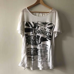  - Sex Pistols Tour Tee. Kan hämtas i Uppsala eller skickas mot fraktkostnad 