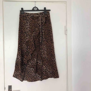  - Jätte fin kjol till sommaren, man knyter den sen kan man välja själv hur mycket slits man vill ha och vart slitsen ska vara, den är aldrig använd. Frakt ingår