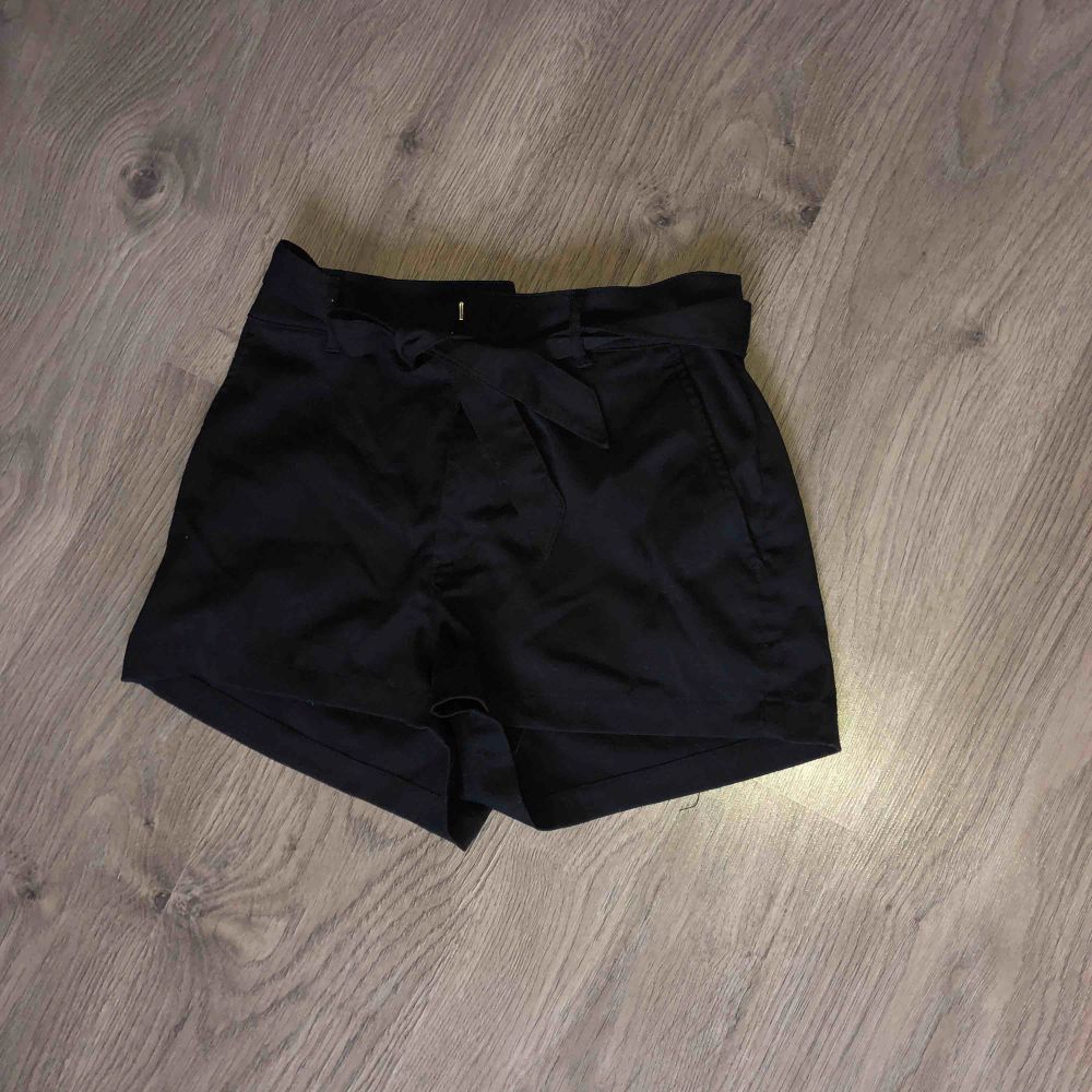 Frakt ingår i pris ✨ Knappt använda shorts med skärp. Shorts.