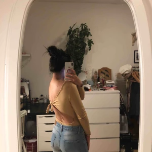  - En super fin bodysuit med öppen rygg! Köpt från h&m men har aldrig kommit till användning. Köparen står för frakt:) 