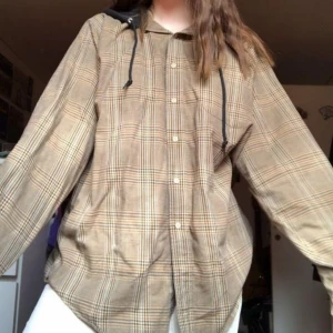  - Säljer denna underbara skjorthoodien från beyond retro! ❤