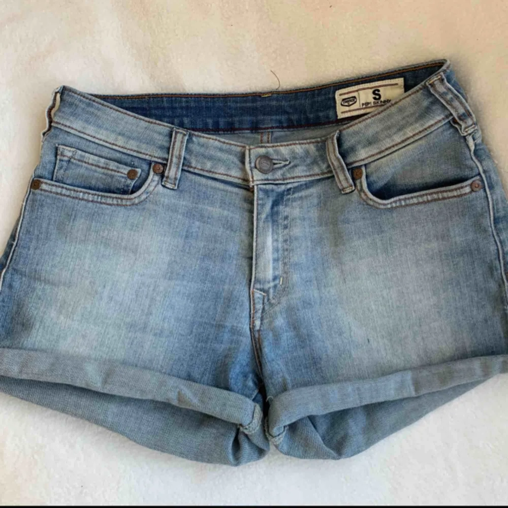 Snygga jeansshorts från crocker, tyvärr för små för mig! Köparen står för frakt 🌻. Shorts.