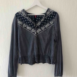  - Blå och vit mönstrad blus från Hm