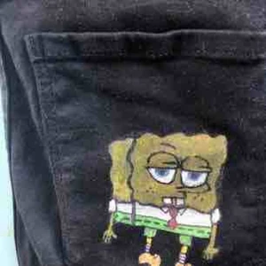  - Vanliga bootcut jeans från dr.denim som är ”avklippta” å hål på knänen💕 svampbob på bakfickan som går att tvätta i maskin såklart