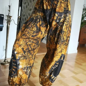  - Handsydda byxor i indisk stil!🇮🇳  Älskar mönstret på dessa!✨Passar en Medium-Large!