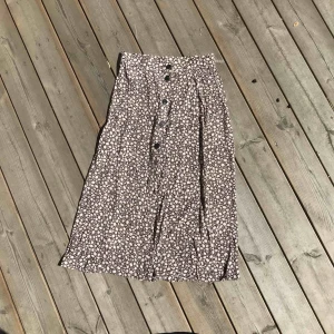  - Jättefin lång och fladdrig kjol i blommigt mönster Knappar och slits  Frakt tillkommer 