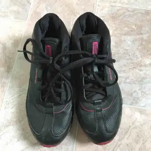 Träningsskor med rosa detaljer i märket Reebok. Storlek 36. Sparsamt använda och främst till inomhusbruk. Köparen betalar frakten