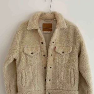  - HÄMTAS TROLLHÄTTAN (fraktas ej) Ny jacka från Levis. Storlek XS/S. Använd en gång därav i toppskick. Nypris 1500:-, säljs för 700:-